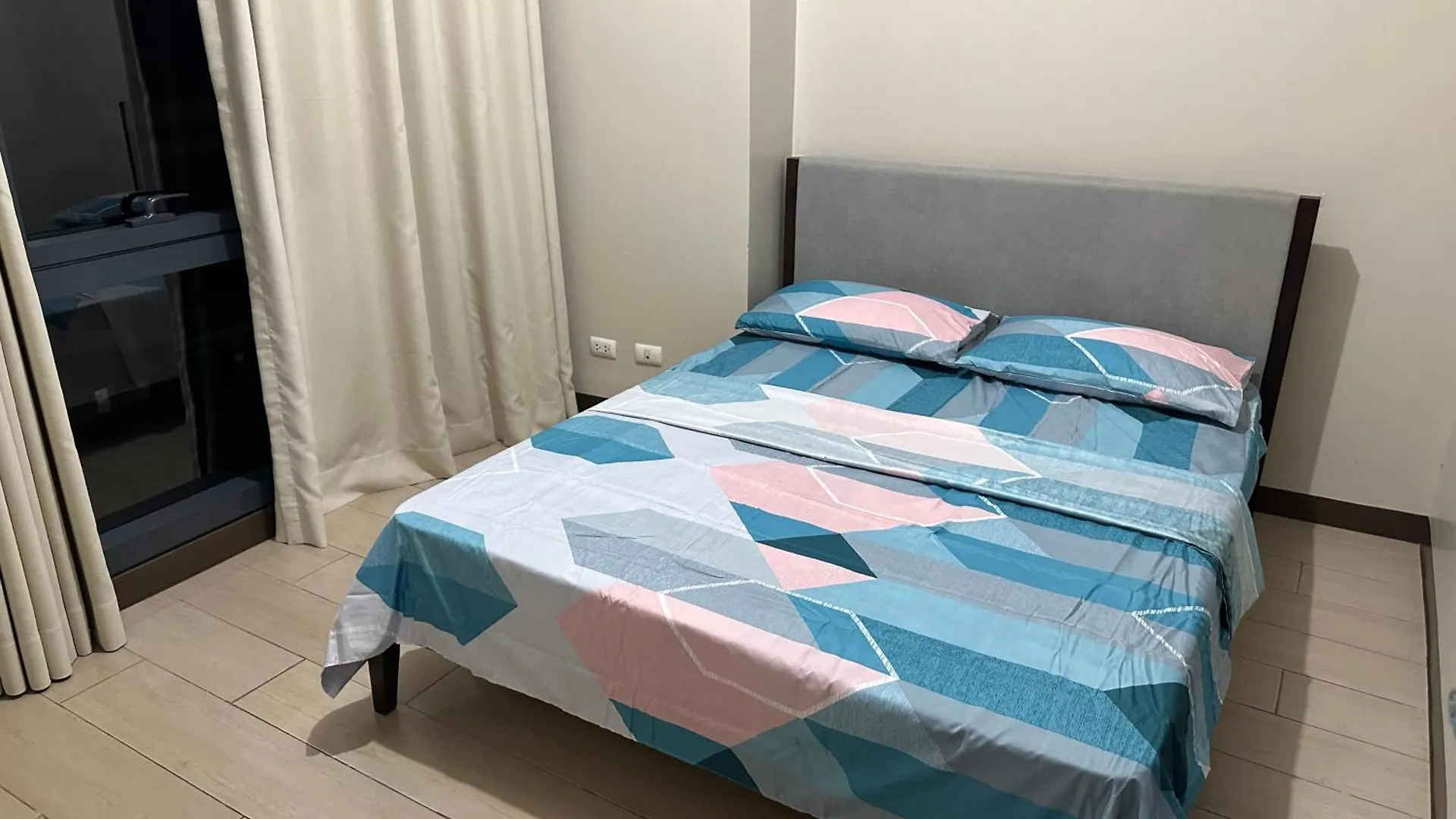 Family Home In The Florence Mckinley Hill Taguig Aparthotel